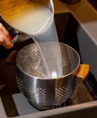 ESTIA ΣΟΥΡΩΤΗΡΙ ΖΥΜΑΡΙΚΩΝ ΑΝΟΞΕΙΔΩΤΟ 22cm ΜΕ ΞΥΛΙΝΕΣ ΛΑΒΕΣ 01-19235 Σουρωτήρια