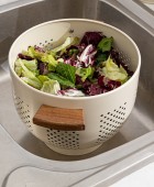 ESTIA ΣΟΥΡΩΤΗΡΙ ΖΥΜΑΡΙΚΩΝ ACACIA ΑΝΟΞΕΙΔΩΤΟ 22cm ΜΕ ΞΥΛΙΝΕΣ ΛΑΒΕΣ IVORY 01-23850 Σουρωτήρια