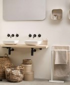Tube white κρεμάστρα επιδαπέδια 2 θέσεων Sealskin Επιδαπέδιες Κρεμάστρες
