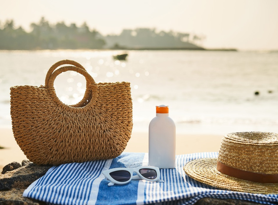 Beach looks ’25. 3 + 1 μοντέρνα είδη θαλάσσης για ultra chic εμφανίσεις στη παραλία !