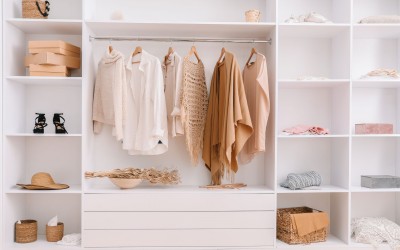 Έξυπνες συμβουλές για να σουλουπώσετε το χάος στην ντουλάπα σας